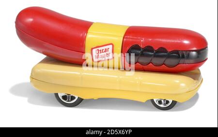 Oscar Mayer wiener-mobile giocattolo fischio fotografato su uno sfondo bianco Foto Stock