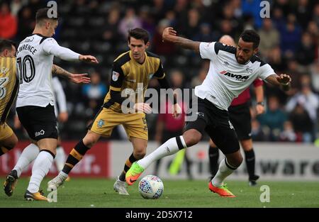 Tom Huddlestone della contea di Derby e Kieran Lee del mercoledì di Sheffield Foto Stock