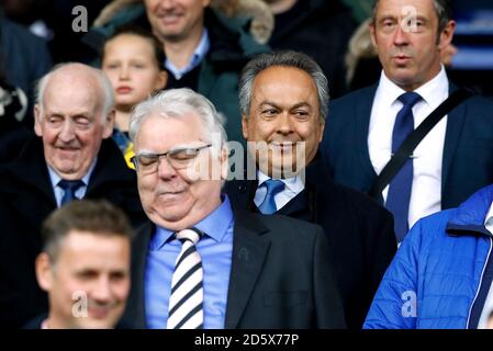 Il co-proprietario di Everton Farhad Moshiri (centro a destra) e il presidente Bill Kenwright (centro a sinistra) nei supporti Foto Stock