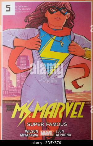 Copertina comica di MS Marvel con un supereroe musulmano Foto Stock