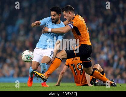 Ilkay Gundogan e Wolverhampton Wanderers' Danny Batth di Manchester City (a destra) combatti per la palla Foto Stock