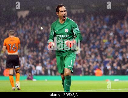 Claudio Bravo, portiere della città di Manchester, celebra i risparmi di Wolverhampton Wanderers Conor Coady durante la punizione shootout Foto Stock