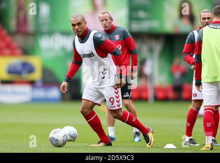 Josh Magennis di Charlton Athletic durante il loro riscaldamento Foto Stock