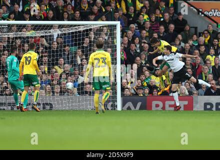 Timm Klose di Norwich City (all'estrema destra) segna il suo gol contro Norwich City durante la partita del campionato Sky Bet al Carrow Road Norwich. Foto Stock