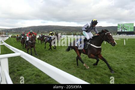 Thomas Campbell guidato da Nico de Boinville vince il Pertemps Il problema degli handicap della rete durante il secondo giorno della vetrina all'indirizzo Ippodromo di Cheltenham Foto Stock