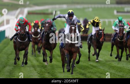 Thomas Campbell guidato da Nico de Boinville vince il Pertemps Il problema degli handicap della rete durante il secondo giorno della vetrina all'indirizzo Ippodromo di Cheltenham Foto Stock