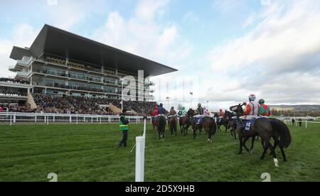 I runner si riuniscono all'inizio per il Pertemps Network handicap Gara di ostacoli durante il secondo giorno della Showcase a Cheltenham Ippodromo Foto Stock