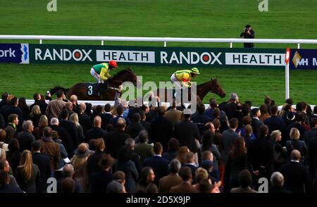 Herecomesteboom riddene di Paddy Brennan (a destra) vince il Jockey Club Venues Standard Open National Hunt Flat Race davanti ad Ainchea Guidato da Bryan Cooper durante il secondo giorno della Showcase Presso l'ippodromo di Cheltenham Foto Stock