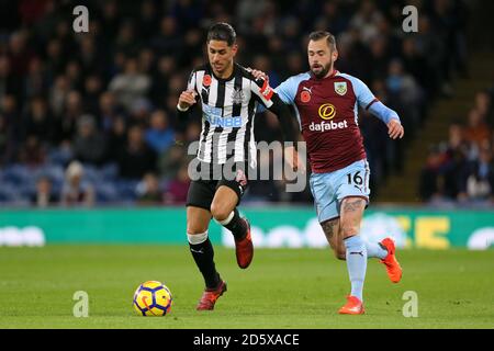 Ayoze Perez di Newcastle United (a sinistra) e la battaglia di Steven Defour di Burnley per la sfera Foto Stock