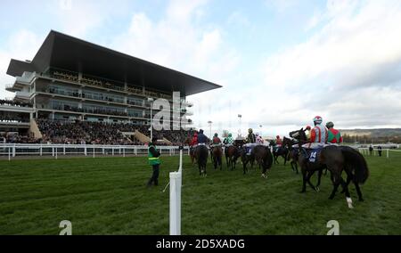 I runner si riuniscono per l'inizio del Pertemps Network Handicap Ostacoli durante il secondo giorno della Showcase all'ippodromo di Cheltenham Foto Stock