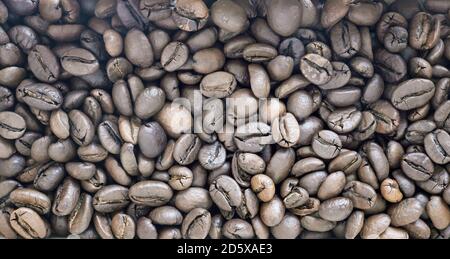 Chicchi di caffè, immagine di sfondo, vista dall'alto, primo piano. Foto Stock