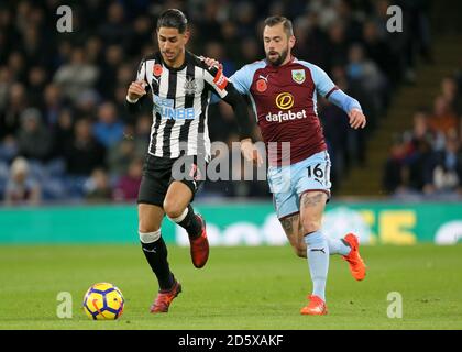 Ayoze Perez di Newcastle United (a sinistra) e la battaglia di Steven Defour di Burnley per la sfera Foto Stock