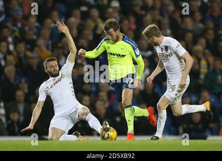 Stuart Dallas (a sinistra) e Eunan o'Kane (a destra) di Leeds United Sam Winnall della contea di Derby per la palla Foto Stock