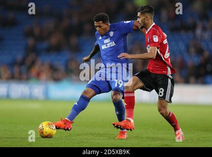 Nathaniel Mendez-Laing della città di Cardiff (a sinistra) e Cole Skuse della città di Ipswich combatti per la palla Foto Stock