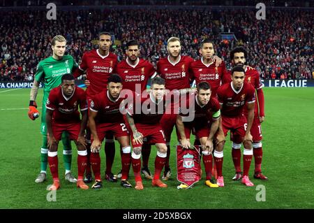 Gruppo del team di Liverpool: Back Row - (sinistra-destra) portiere Loris Karius, Joel MATIP, Emre Can, Ragnar Klavan, Roberto Firmino e Mohamed Salah Front Row - Georginio Wijnaldum, Alex Oxlade-Chamberlain, Alberto Moreno, James Milner e Trent Alexander-Arnold Foto Stock