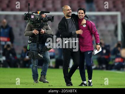 Il responsabile della città di Manchester Pep Guardiola e il coassistente Mikel Arteta reagire dopo il fischio finale Foto Stock