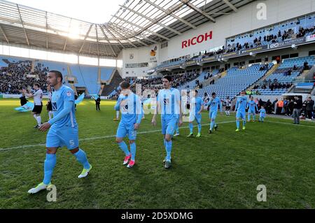 Coventry City's Rod McDonald (a sinistra), Jordan Ponticelli (al centro) e Peter Vincenti escono sul campo prima della partita Foto Stock