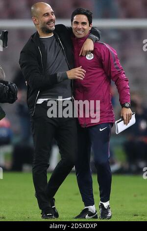 Pep Guardiola (a sinistra), direttore della città di Manchester, e coassistente di Manchester City Mikel Arteta dopo il fischio finale Foto Stock