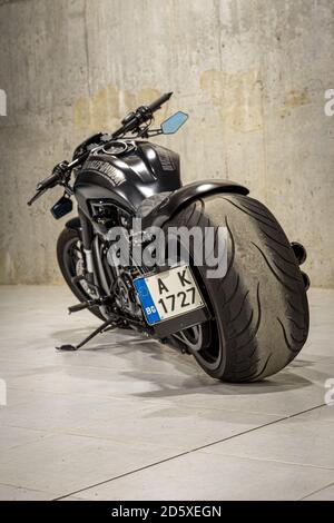 BURGAS, BULGARIA - 09 dicembre 2019: Harley Davidson photoshoot bici su misura in un garage. Foto Stock