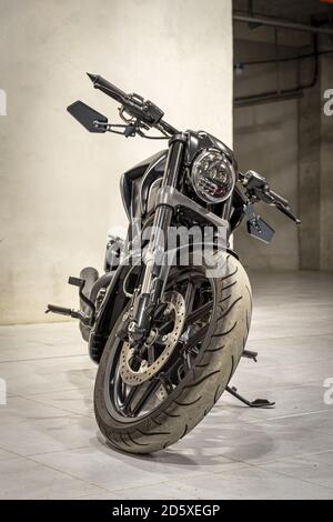 BURGAS, BULGARIA - 09 dicembre 2019: Harley Davidson photoshoot bici su misura in un garage. Foto Stock