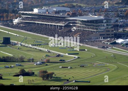 Una visione generale dell'ippodromo di Cheltenham mentre i corridori e i corridori corrono nella inseguimento di handicap dei Riders dilettanti di Markel Insurance durante il giorno uno dell'incontro di novembre all'Ippodromo di Cheltenham, Cheltenham Foto Stock