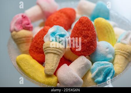 Festa per bambini. Marshmallows su un vassoio Foto Stock