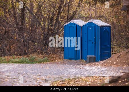 bagni pubblici blu nel parco in autunno Foto Stock