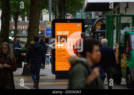 Il governo del Regno Unito ha introdotto un sistema di allarme a tre livelli per le restrizioni di blocco locali COVID-19. Birmingham si trova nella categoria High Alert, livello due. Foto Stock