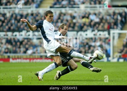 Jermaine Jenas di Tottenham Hotspur e Lee Bowyer di Newcastle United per la sfera Foto Stock