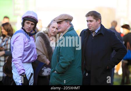 Jockey Harry Skelton (a sinistra) e allenatore Dan Skelton (a destra) durante il terzo giorno del meeting di novembre all'ippodromo di Cheltenham, Cheltenham Foto Stock