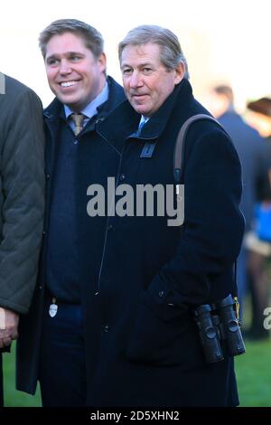 Equestrian Nick Skelton (a destra) e il figlio e allenatore di cavalli da corsa Dan Skelton durante il terzo giorno dell'incontro di novembre all'ippodromo di Cheltenham, Cheltenham Foto Stock