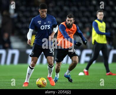 Curtis Davies della contea di Derby (a sinistra) durante il riscaldamento insieme al compagno di squadra Joe Ledley Foto Stock