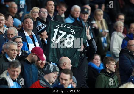 Un fan di Manchester City ha in mano una camicia che segna Sergio Aguero's 178 goal per il club Foto Stock