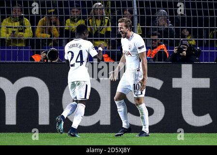 Harry Kane (a destra) di Tottenham Hotspur celebra il primo posto del suo fianco obiettivo del gioco Foto Stock