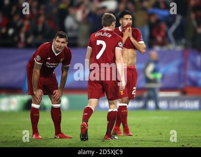 Dejan Lovren di Liverpool (a sinistra), James Milner (al centro) ed Emre possono badare dopo aver nascosto un terzo obiettivo Foto Stock