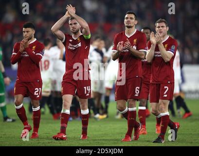 Da sinistra a destra, Alex Oxlade-Chamberlain di Liverpool, Jordan Henderson, Dejan Lovren e James Milner si sono opposti dopo il gioco Foto Stock