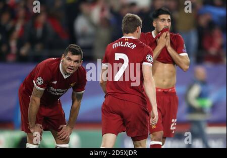 Dejan Lovren di Liverpool (a sinistra), James Milner (al centro) ed Emre possono badare dopo aver nascosto un terzo obiettivo Foto Stock