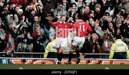 l-r; Ole Gunnar Solskjaer di Manchester United festeggia il suo secondo gol con Ryan Giggs Foto Stock