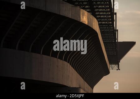 Vista generale dello stadio di San Siro al tramonto del gioco domani sera Foto Stock