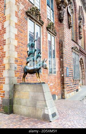 Statua in bronzo dei musicisti della città di Brema a Brema, Germania Foto Stock