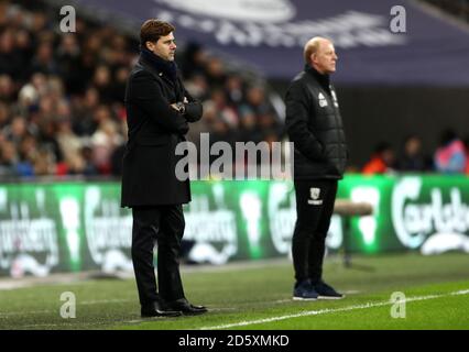 Il manager di Tottenham Hotspur Mauricio Pochettino (a sinistra) si trova a fianco di West Bromwich Gary Megson, direttore del custode di Albion Foto Stock