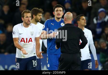 Harry Kane di Tottenham Hotspur (a sinistra) e Harry Maguire di Leicester City Appello all'arbitro Anthony Taylor durante il tempo supplementare Foto Stock