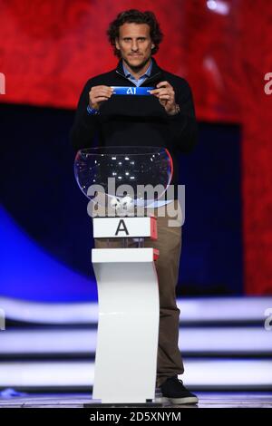 Diego Forlan uruguaiano calciatore Coppa del mondo 2018 disegnare ambasciatore durante Esercitatevi a disegnare sul palco durante il "dietro le quinte" del Cremlino a Mosca due giorni prima della Coppa del mondo 2018 pareggio questo venerdì ospitato con Gary Lineker e Maria Komandnaya Foto Stock