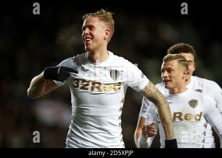 Il Pontus Jansson di Leeds United celebra il primo gol del suo fianco del gioco Foto Stock