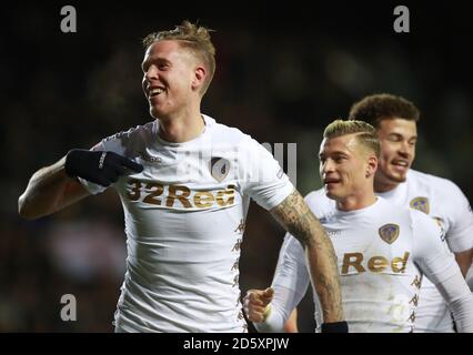 Il Pontus Jansson di Leeds United celebra il primo gol del suo fianco del gioco Foto Stock