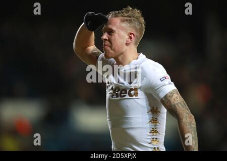 Il Pontus Jansson di Leeds United celebra il primo gol del suo fianco del gioco Foto Stock