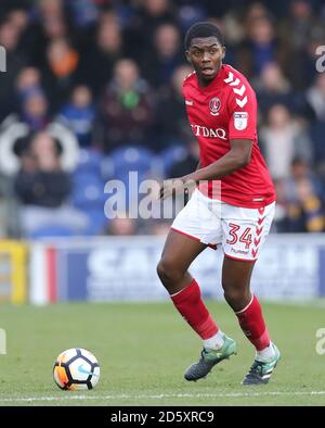 Anfernee Dijksteel di Charlton Athletic durante la 2a Coppa Emirates fa Partita al Kingsmeadow London Foto Stock