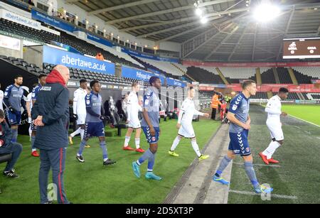 I giocatori di Charlton Athletic si dirigono in campo Foto Stock