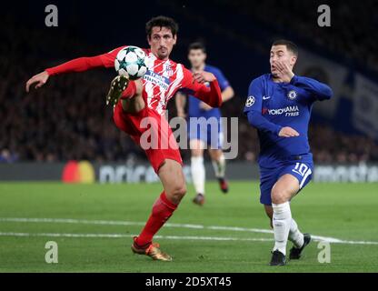 Stefan Savic dell'Atletico Madrid (a sinistra) e la battaglia di Chelsea Eden Hazard per la sfera Foto Stock