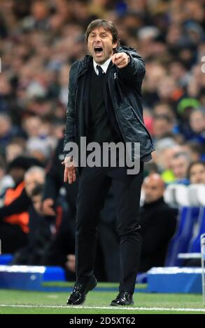 Chelsea manager Antonio Conte gesti sul perimetro Foto Stock